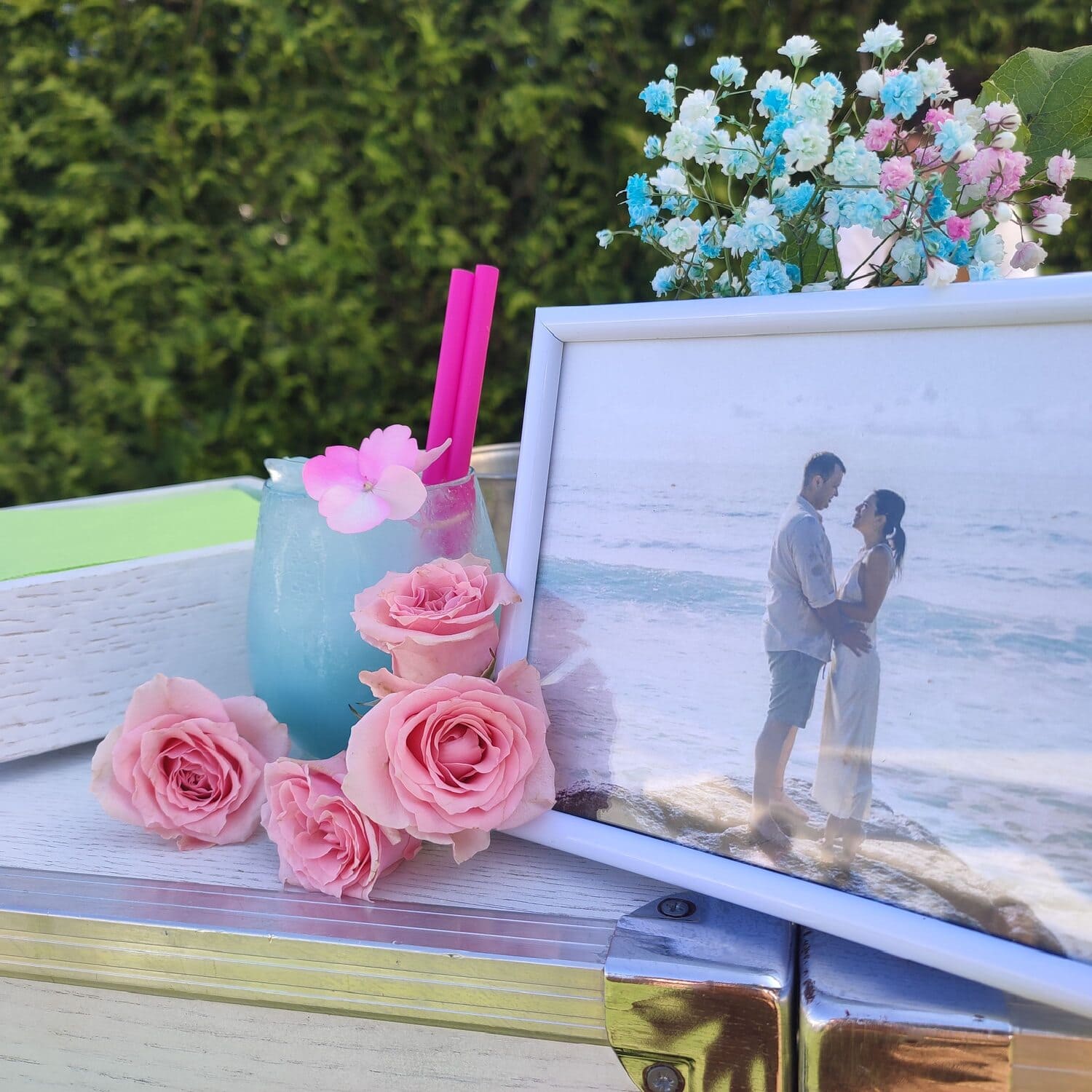 Imagen de un cóctel azul en una boda